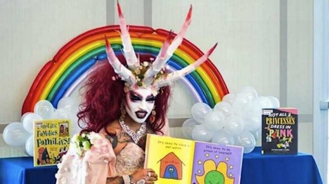 Drag Queen intrattengono bambini da tre anni in su